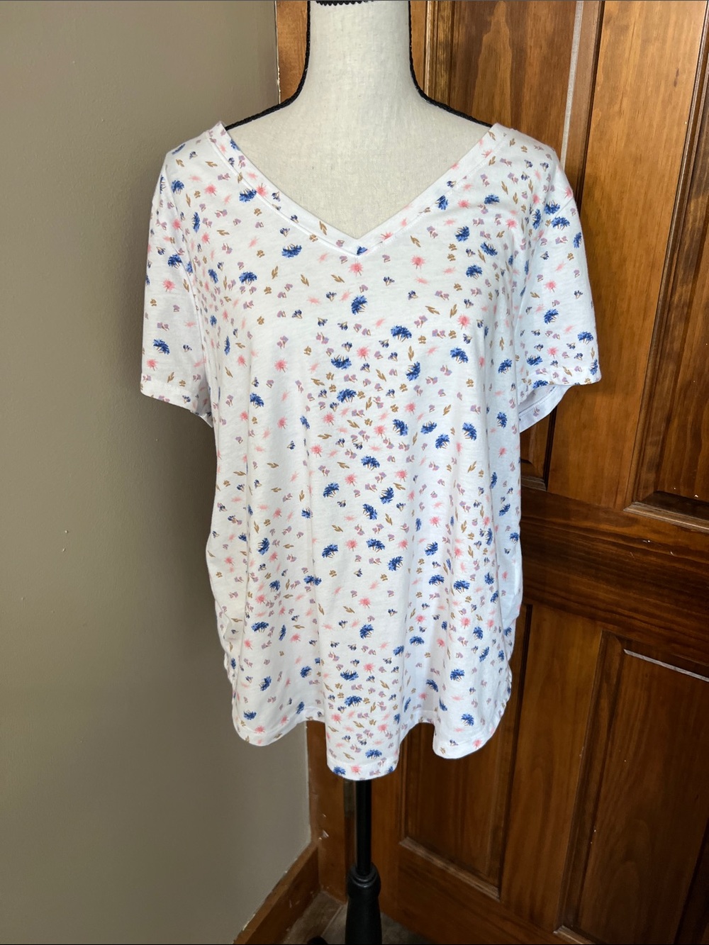 Style & Co. White V-Neck Short Sleeve Top with Blue, Pink & Tan Floral Print